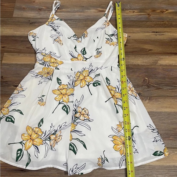 NEW Sienna Sky White Yellow Floral Shorts Romper Medium Back Tie Open Summer - Picture 7 of 8